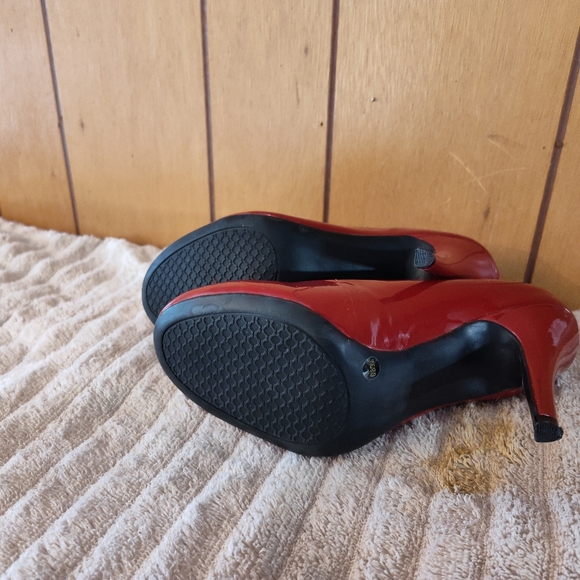 Red pumps by Jessica - Picture 3 of 5